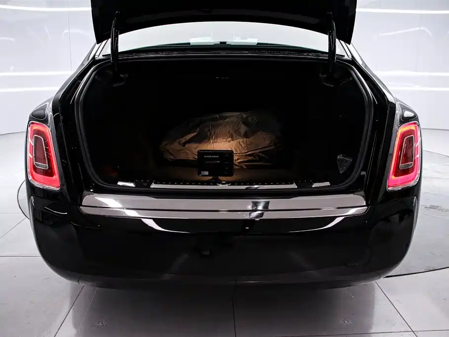 Rolls-Royce Phantom 2022 — фото 15