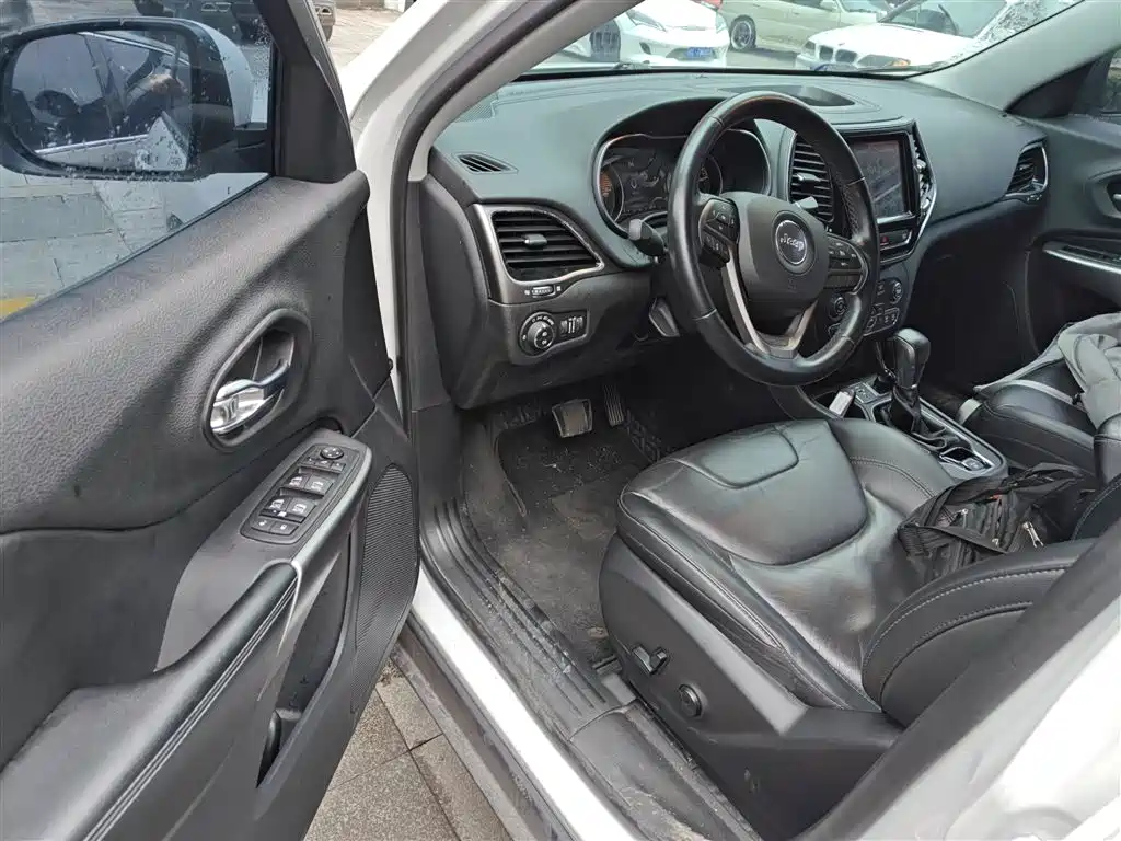 Jeep Cherokee 2019 — фото 12
