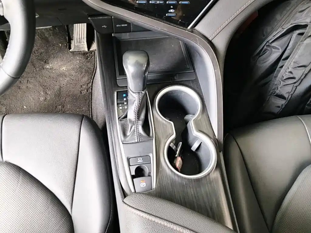 Toyota Camry 2023 — фото 14