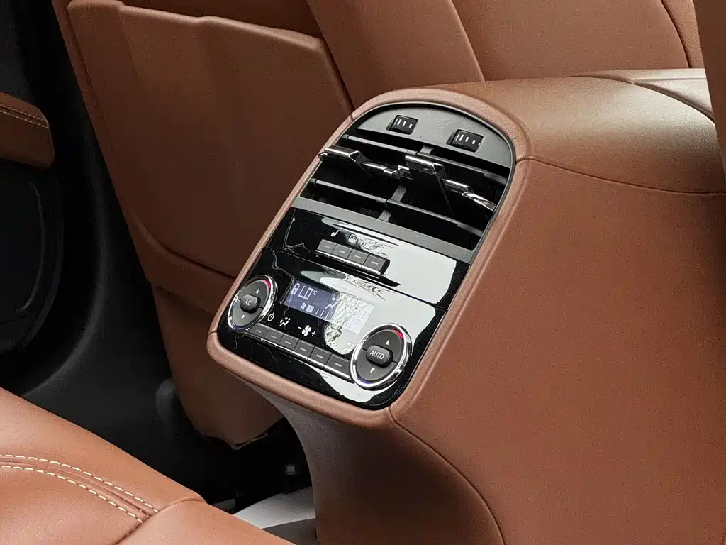 Maserati Quattroporte 2017 — фото 17