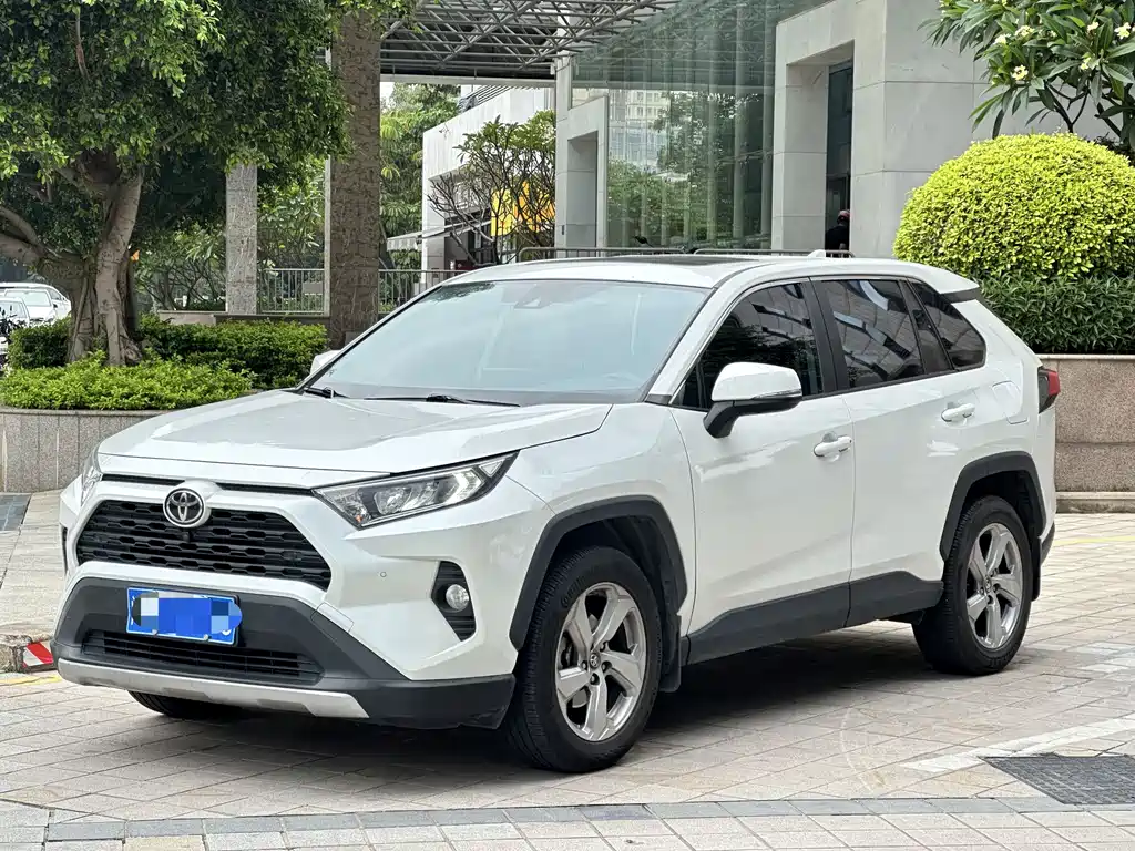Toyota RAV4 2022 — фото 1
