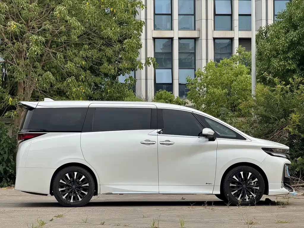 Toyota Vellfire 2024 — фото 3