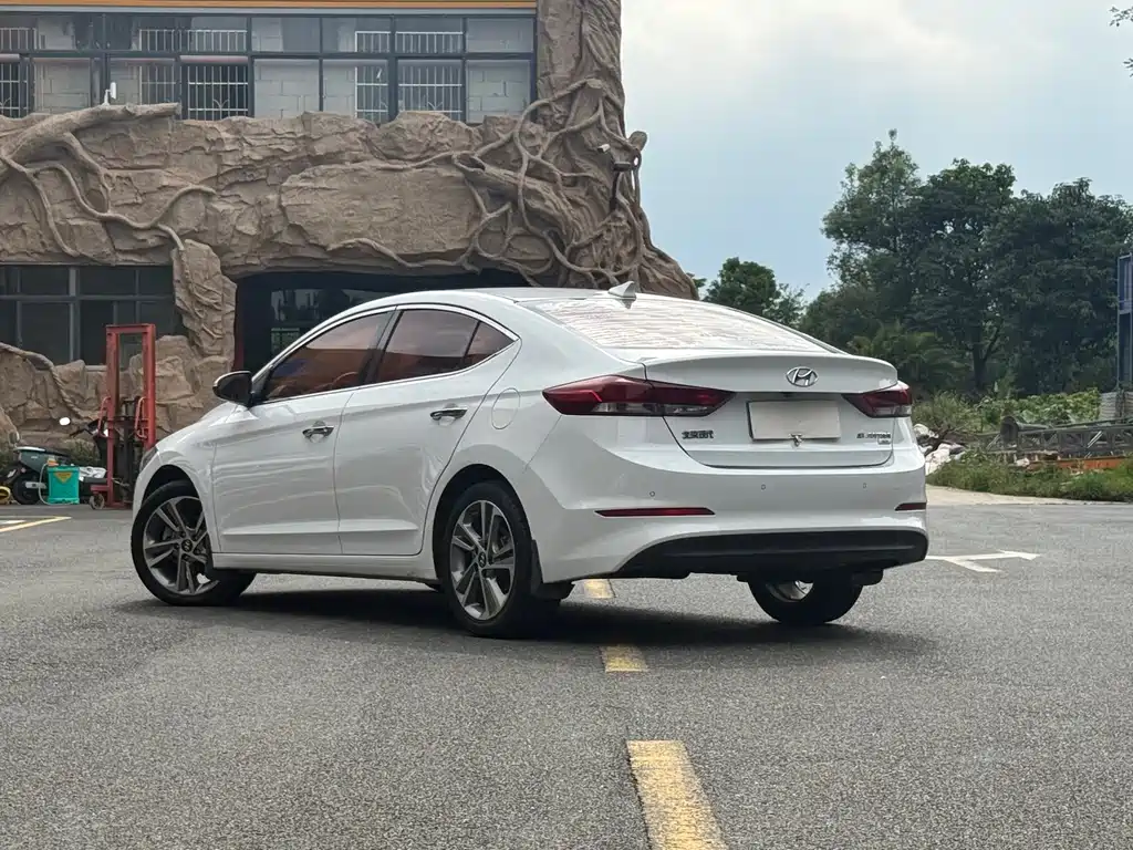Hyundai Elantra 2017 — фото 3