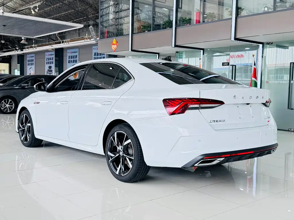 Skoda Octavia 2023 — фото 12