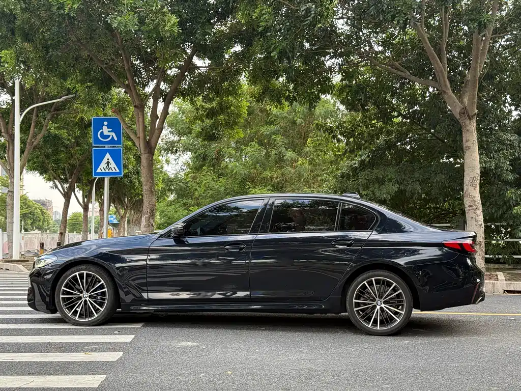 BMW 5 Series 2019 — фото 8