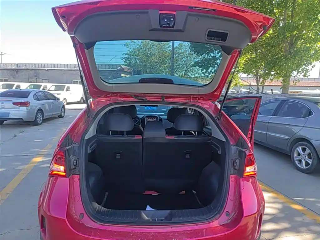 Luxgen U5 SUV 2018 — фото 19