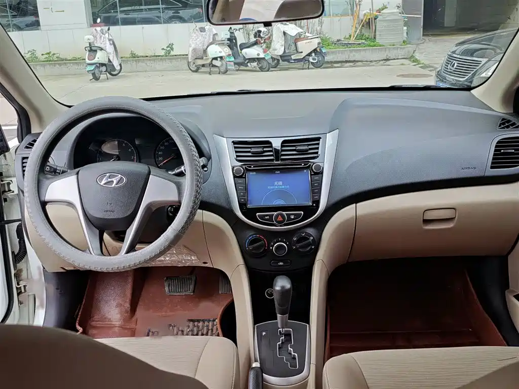 Hyundai Verna 2015 — фото 9