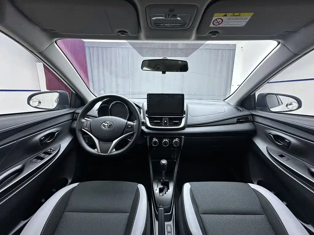 Toyota Yaris L 2022 — фото 11