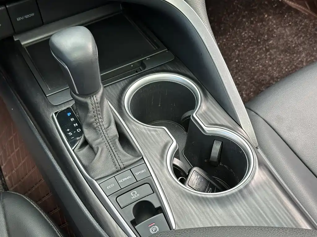 Toyota Camry 2022 — фото 12