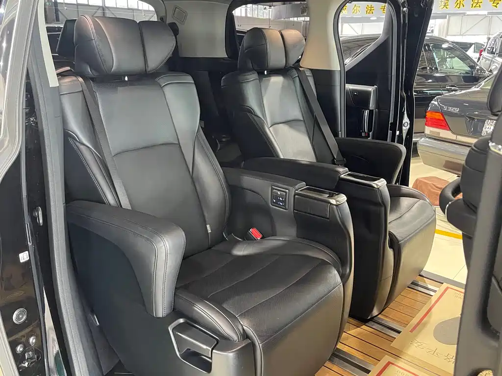 Toyota Vellfire 2023 — фото 10