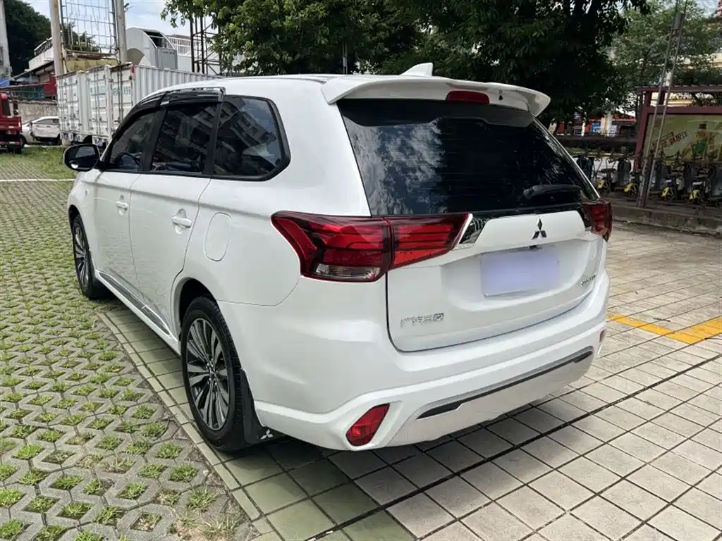 Mitsubishi Outlander 2021 — фото 10