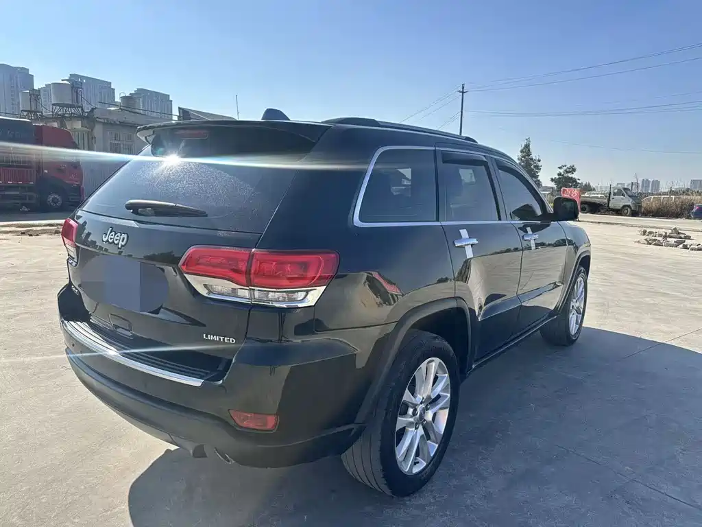 Jeep Grand Cherokee 2018 — фото 15