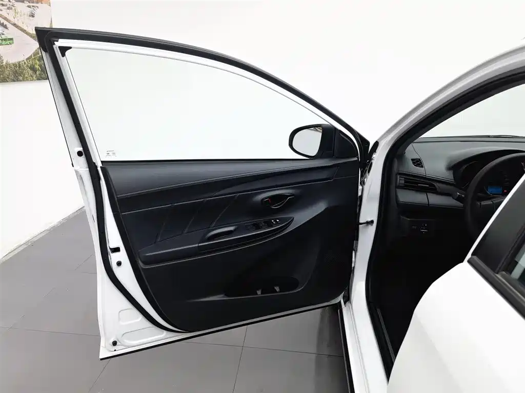 Toyota Yaris L 2020 — фото 8