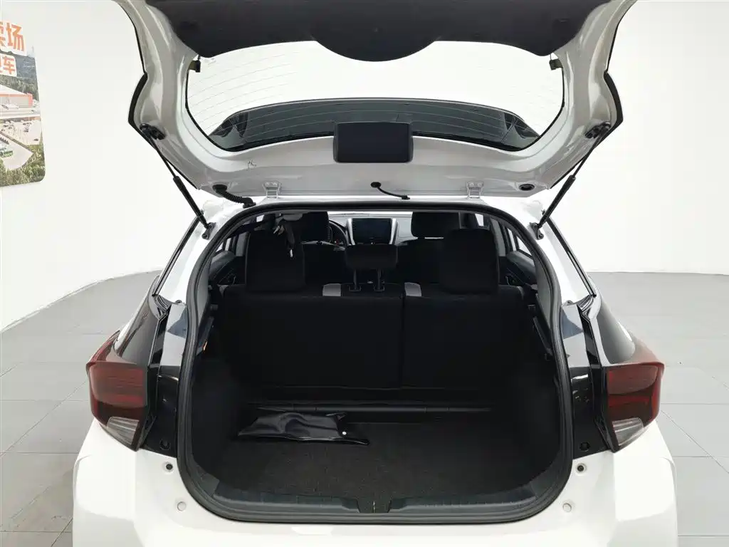 Toyota Yaris L 2020 — фото 16