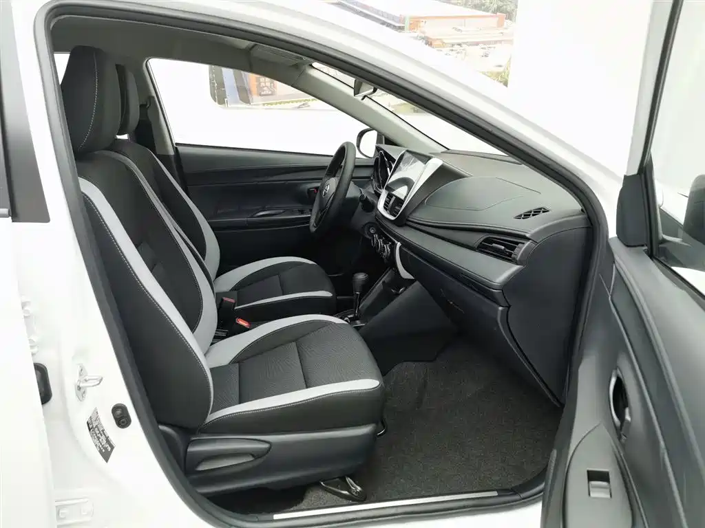 Toyota Yaris L 2020 — фото 23