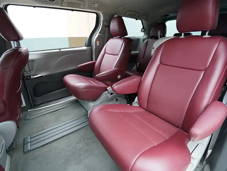 Toyota Sienna 2018 — фото 14