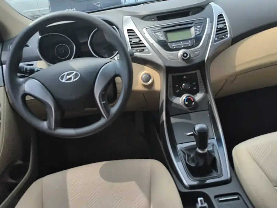 Hyundai Elantra 2013 — фото 12