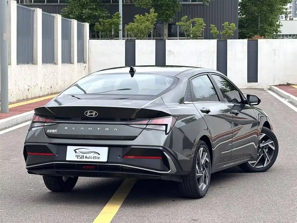 Hyundai Elantra 2023 — фото 11