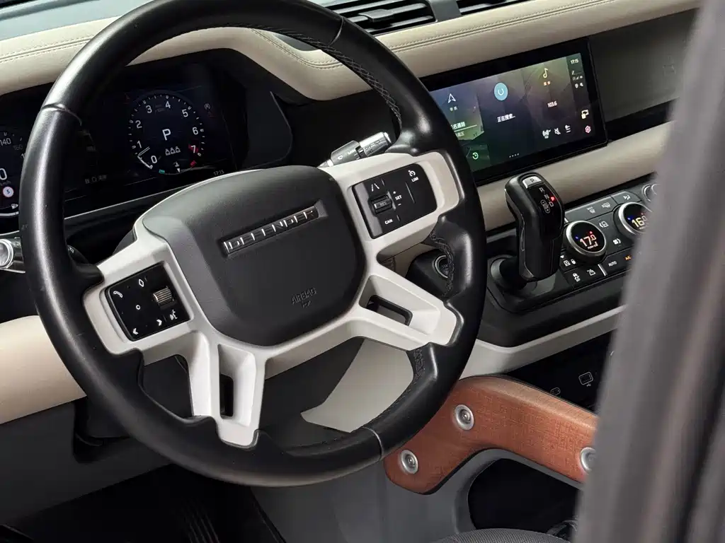 Land Rover Defender 2021 — фото 17