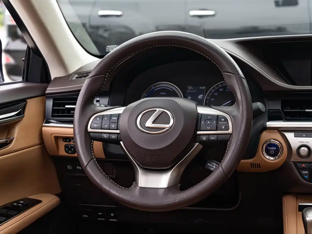 Lexus ES 2016 — фото 14