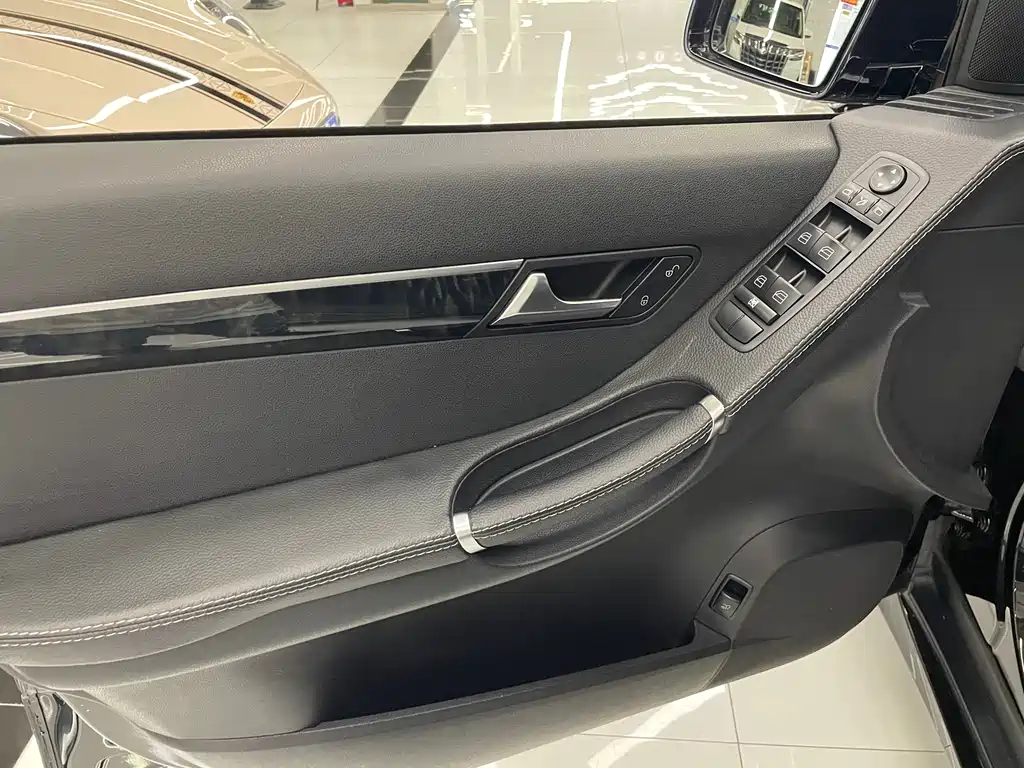 Mercedes-Benz R-Class 2017 — фото 30