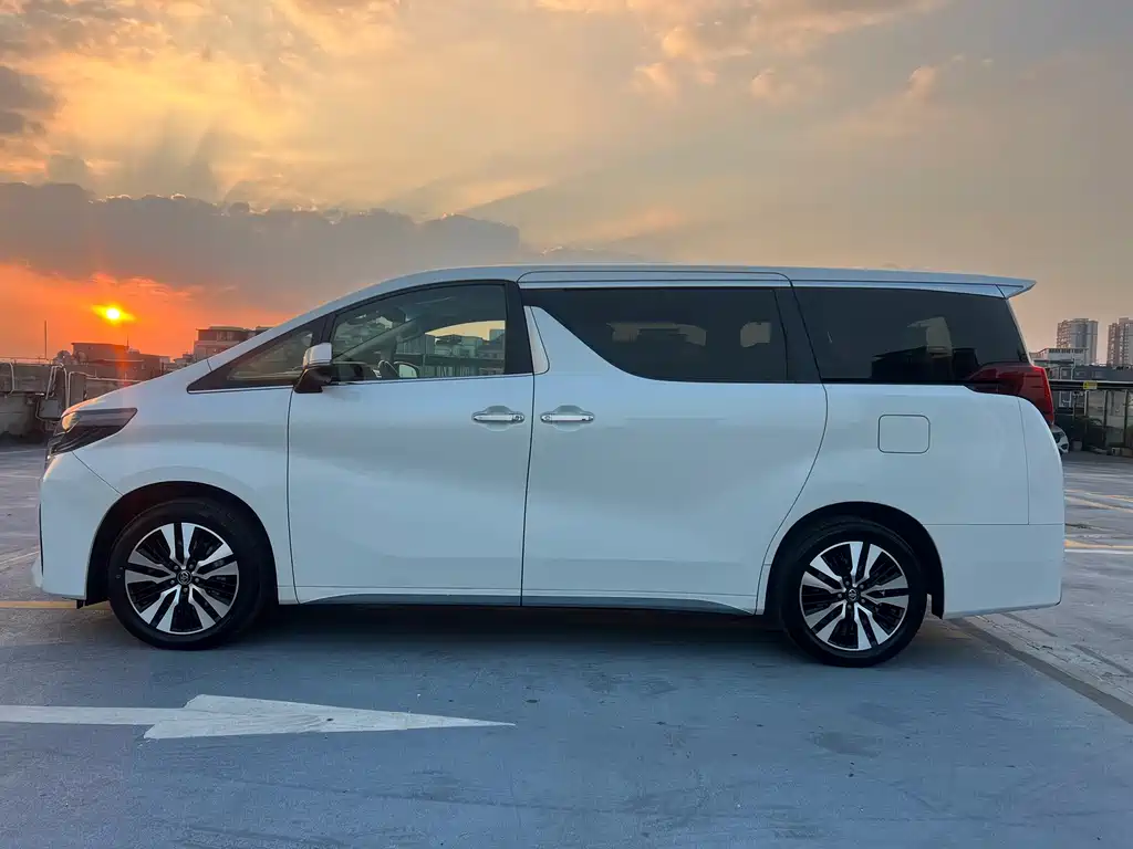 Toyota Alphard 2018 — фото 8