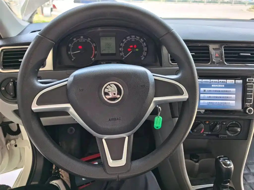 Skoda Rapid 2015 — фото 10