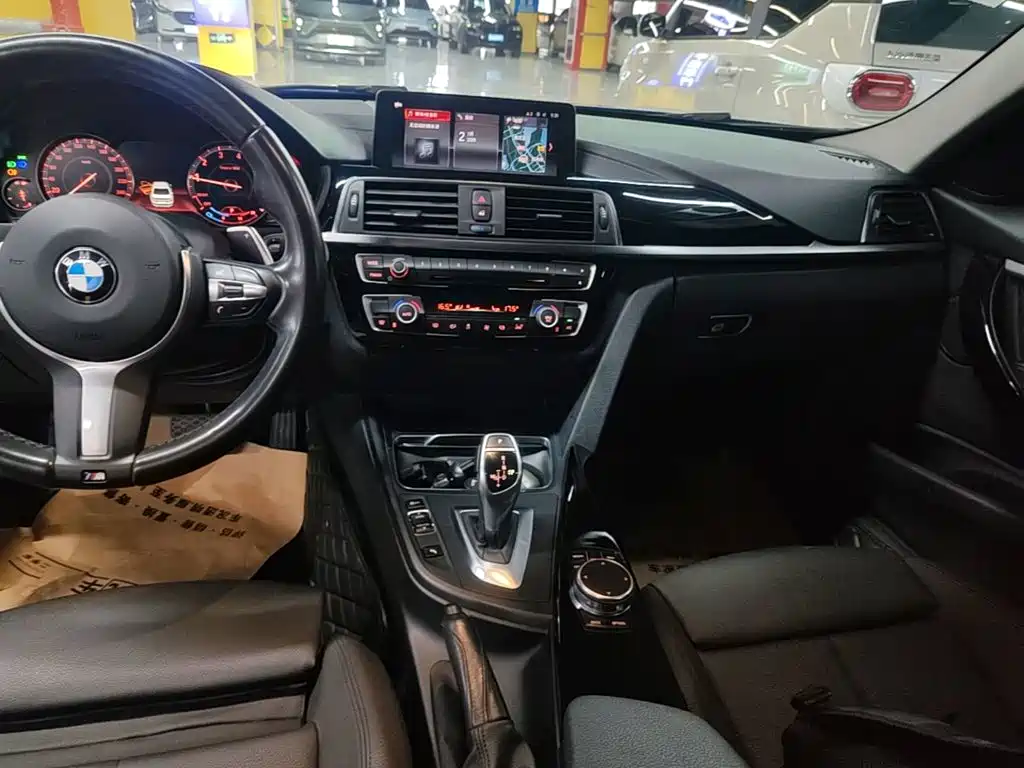 BMW 3 Series 2018 — фото 14