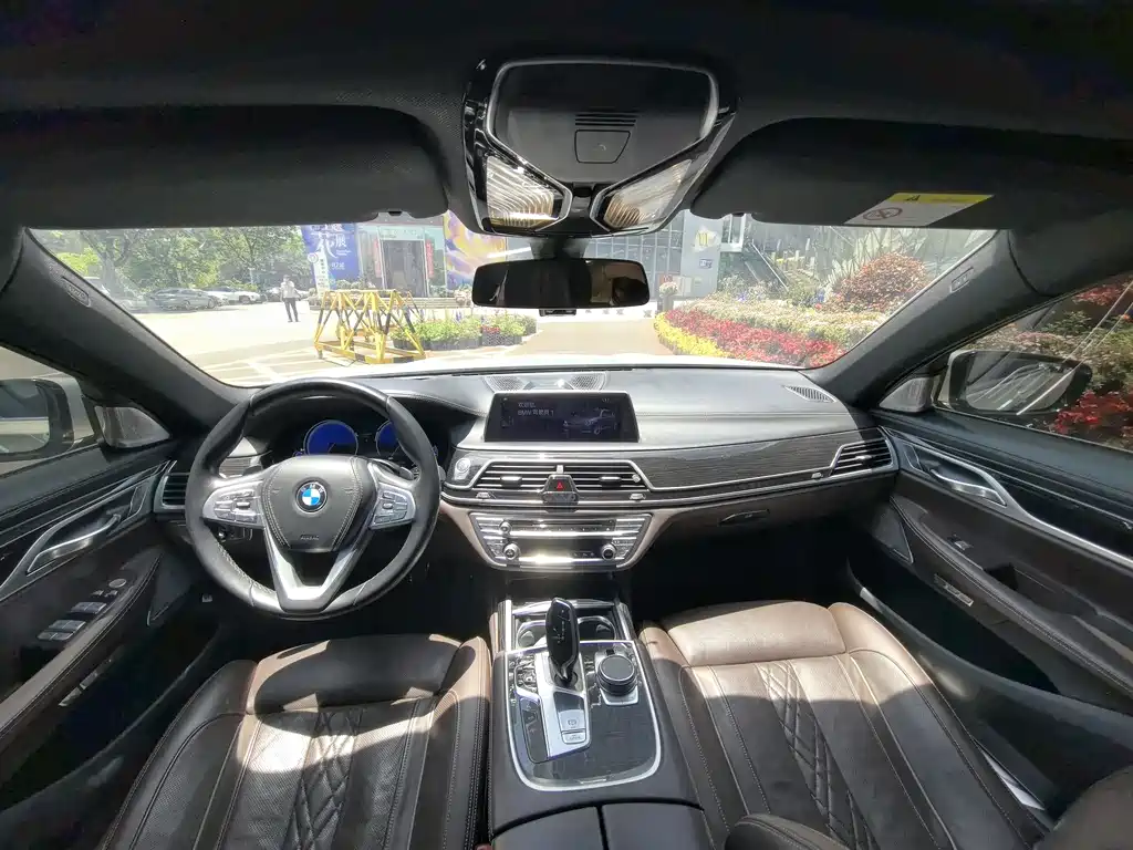 BMW 7 Series 2017 — фото 10
