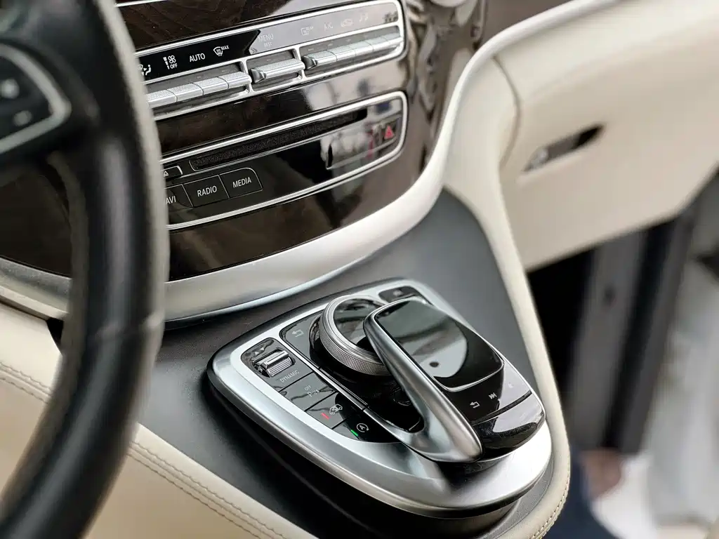 Mercedes-Benz V-Class 2020 — фото 24