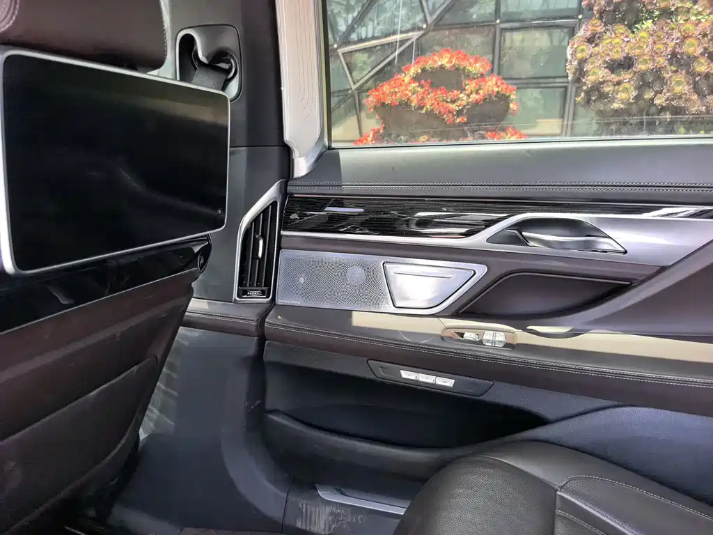 BMW 7 Series 2017 — фото 15