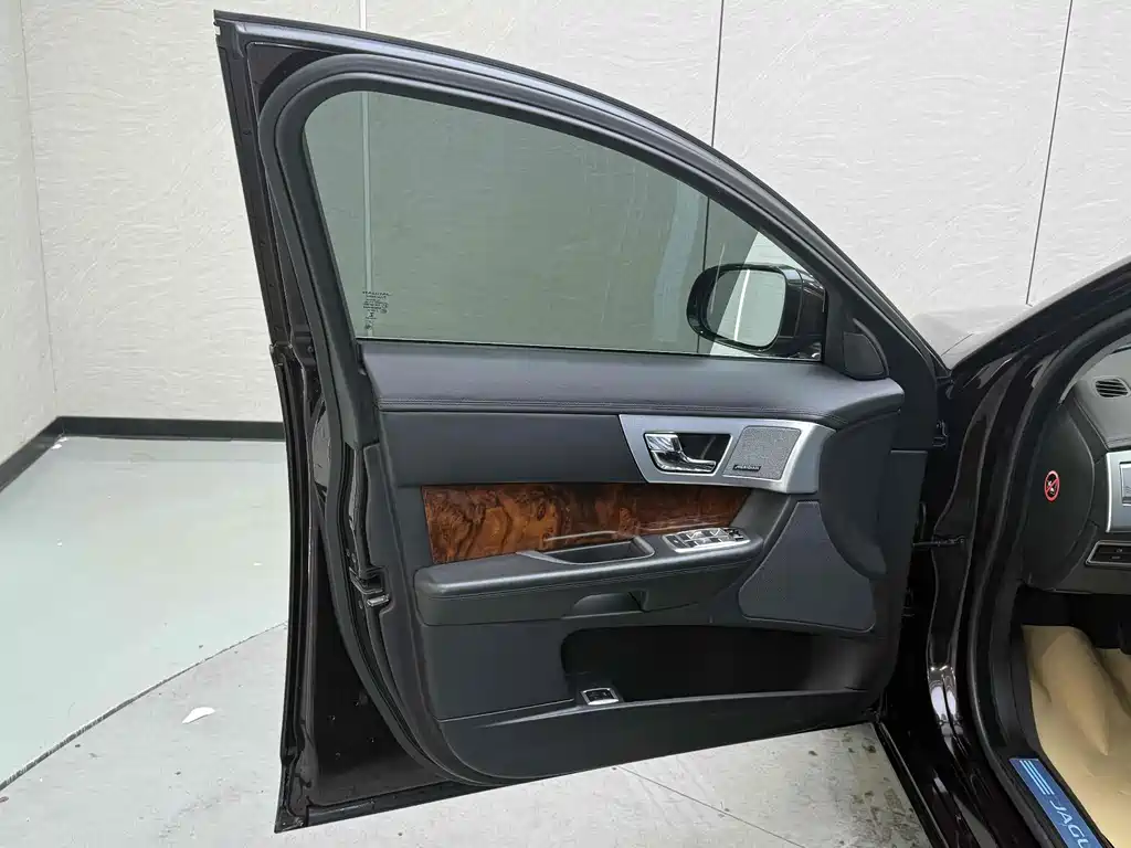 Jaguar XF 2014 — фото 14