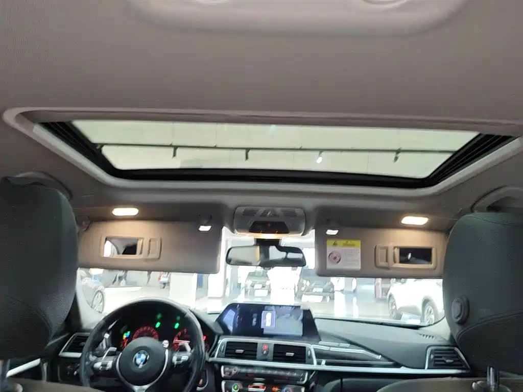 BMW 3 Series 2018 — фото 18