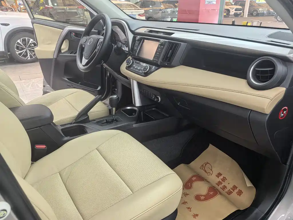 Toyota RAV4 2017 — фото 11