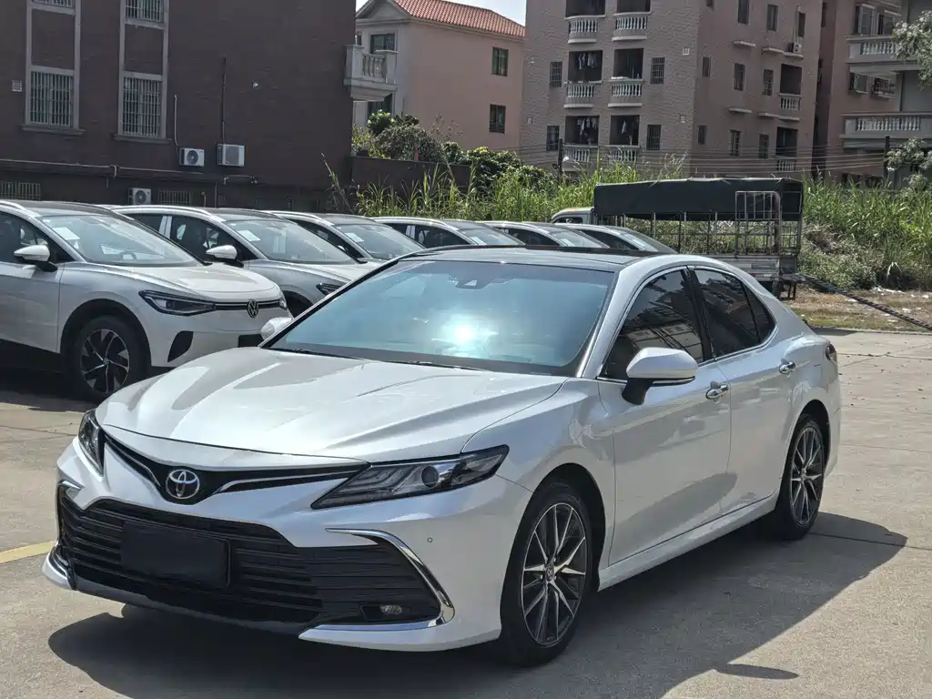 Toyota Camry 2022 — фото 1