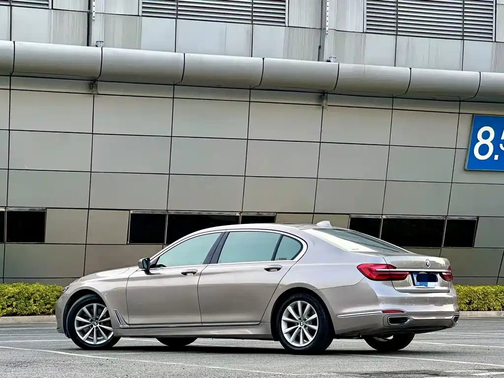 BMW 7 Series 2017 — фото 9