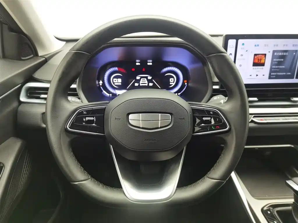 Geely Emgrand 2025 — фото 11