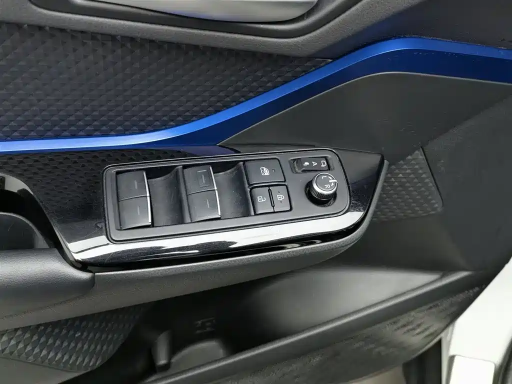 Toyota C-HR 2023 — фото 9