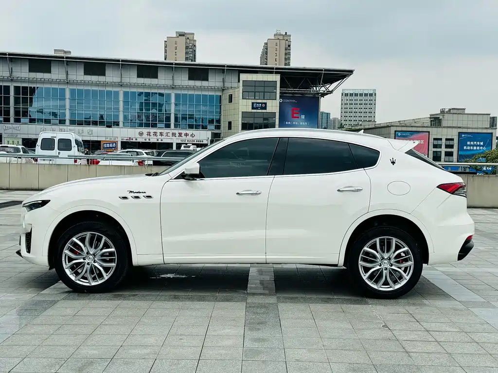 Maserati Levante 2023 — фото 12