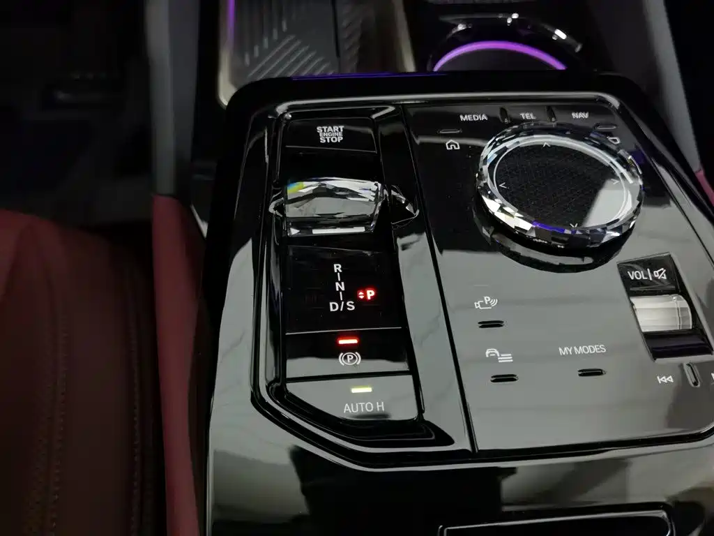 BMW 5 Series 2025 — фото 13