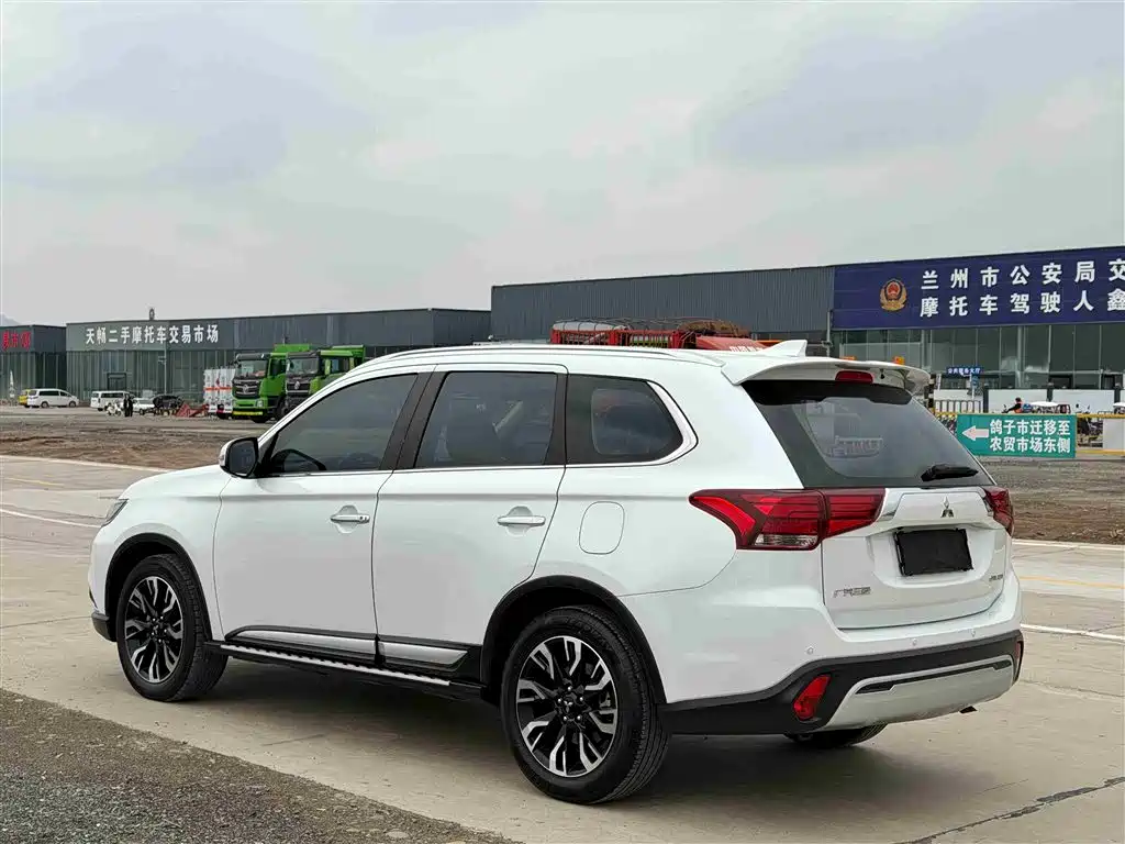 Mitsubishi Outlander 2021 — фото 6