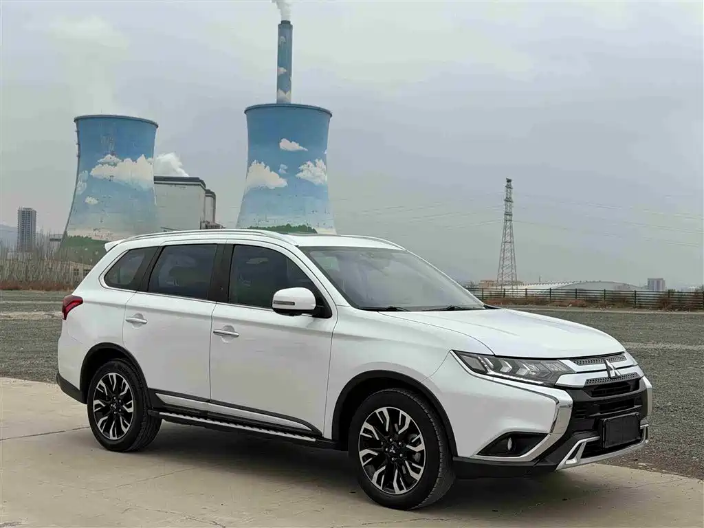 Mitsubishi Outlander 2021 — фото 3