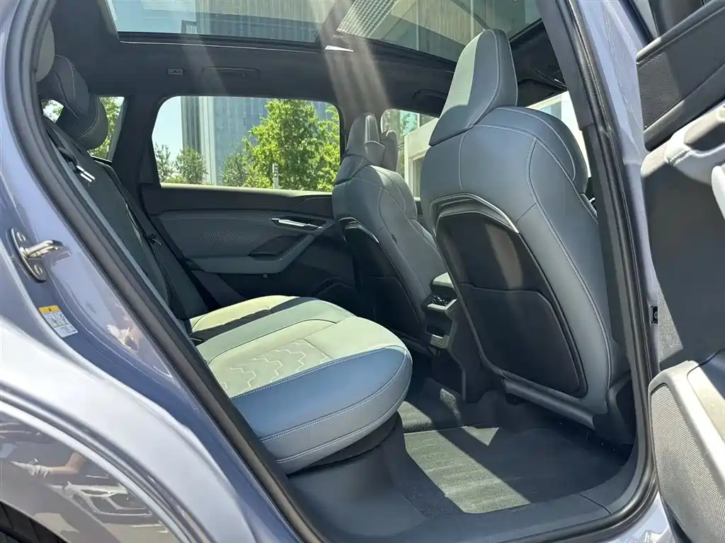 Audi Q6L e-tron 2025 — фото 8
