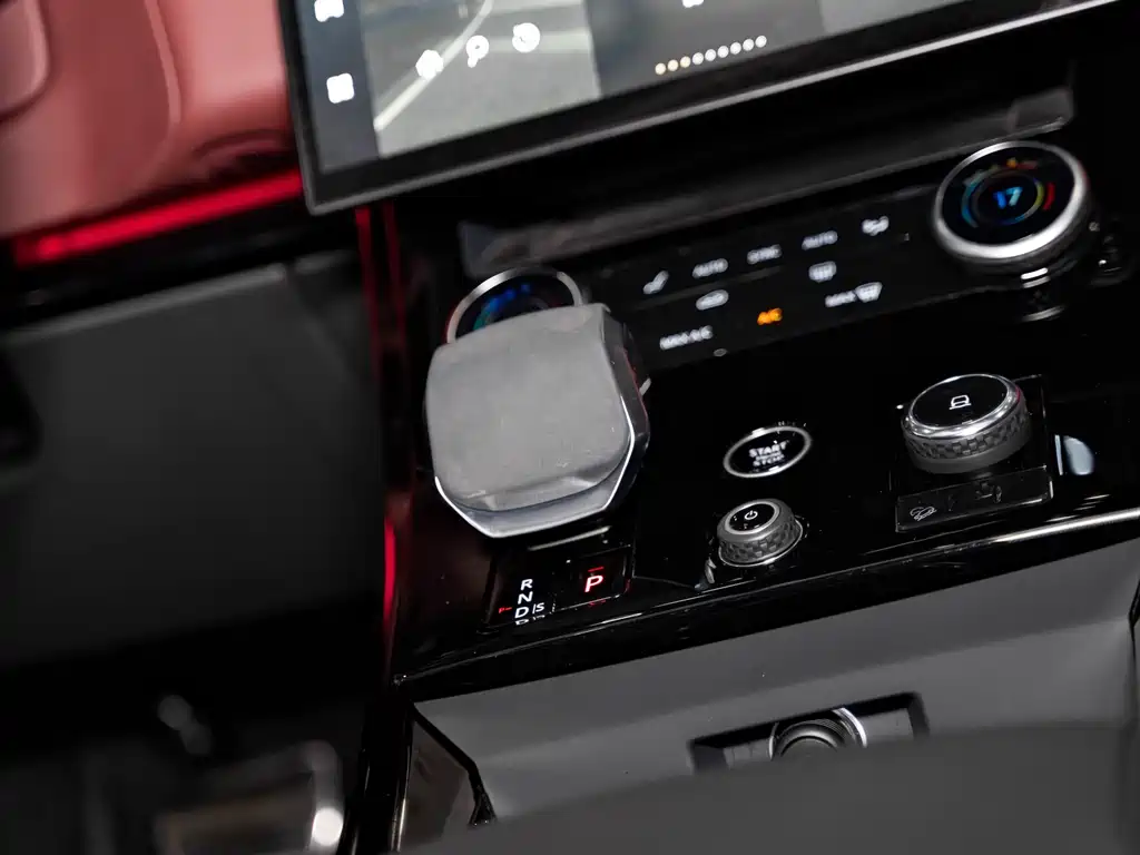 Land Rover Sport 2023 — фото 11