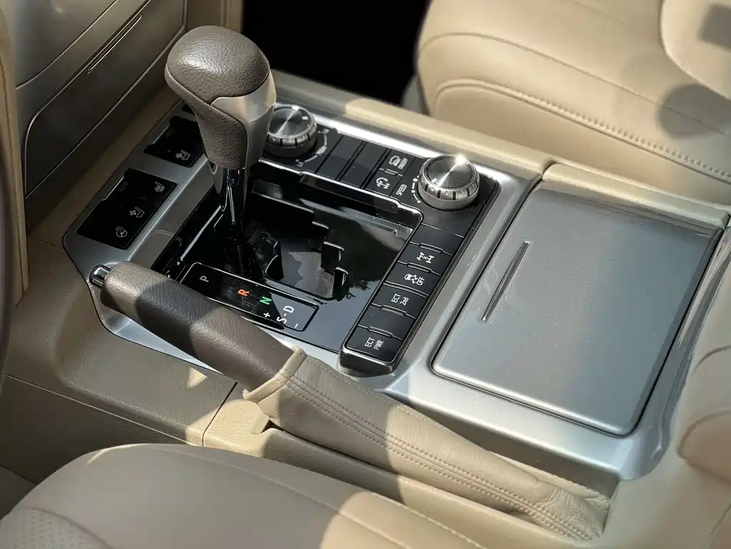 Toyota Land Cruiser 2020 — фото 12