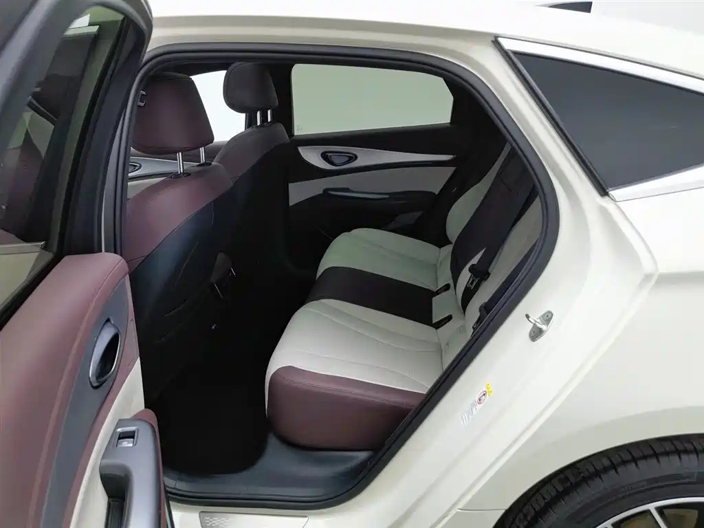 BYD Seal 07 DM-i 2025 — фото 15