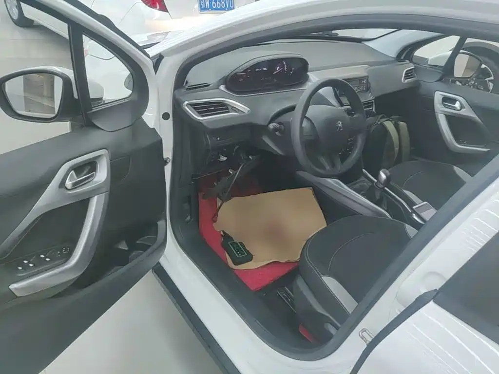 Peugeot 2008 2015 — фото 12