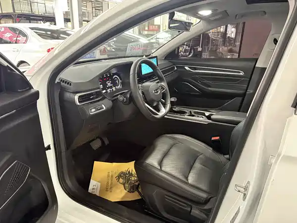 Geely Emgrand 2022
