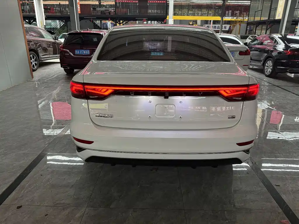 Geely Emgrand 2022