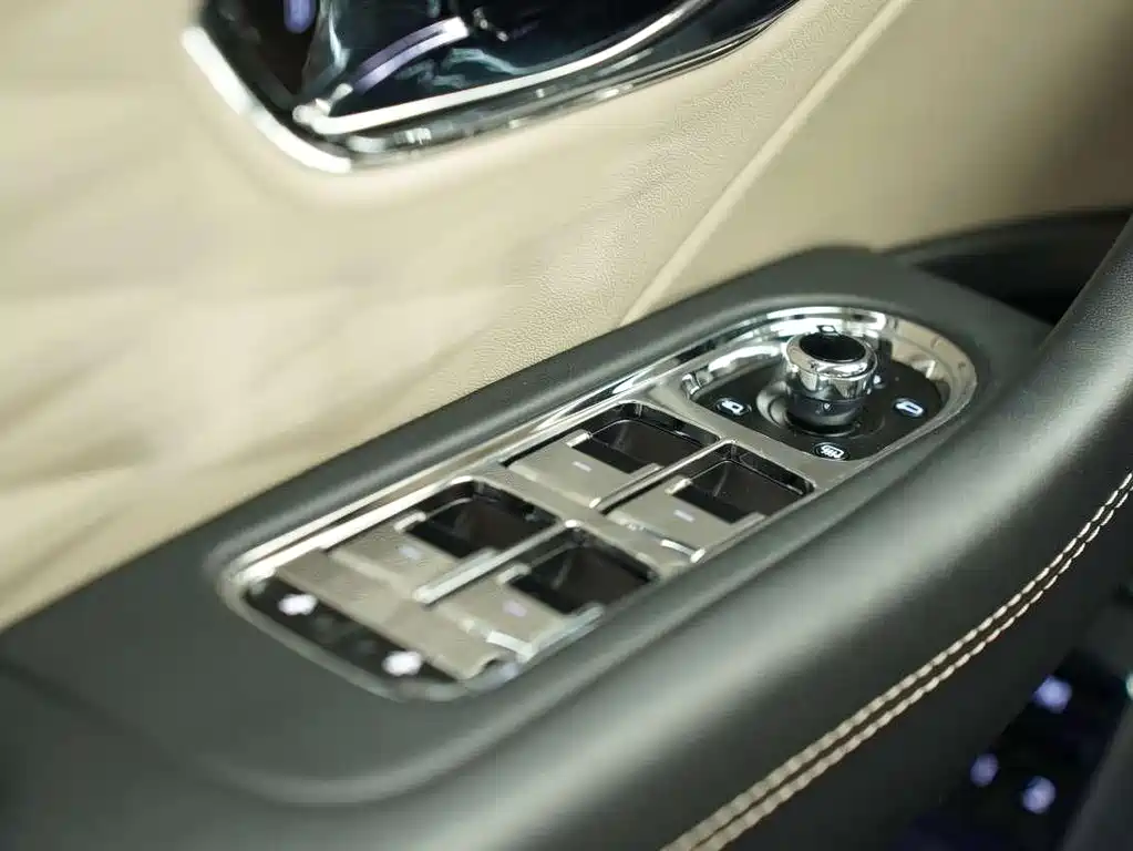 Bentley Flying Spur 2024 — фото 21